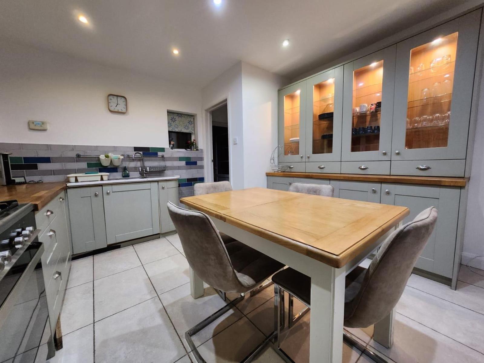 D Elmdon Homestay Shared 4 Bedrooms バーミンガム エクステリア 写真