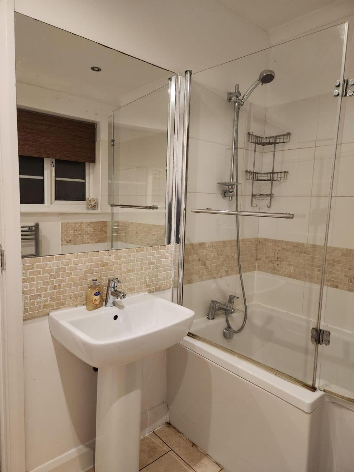 D Elmdon Homestay Shared 4 Bedrooms バーミンガム エクステリア 写真