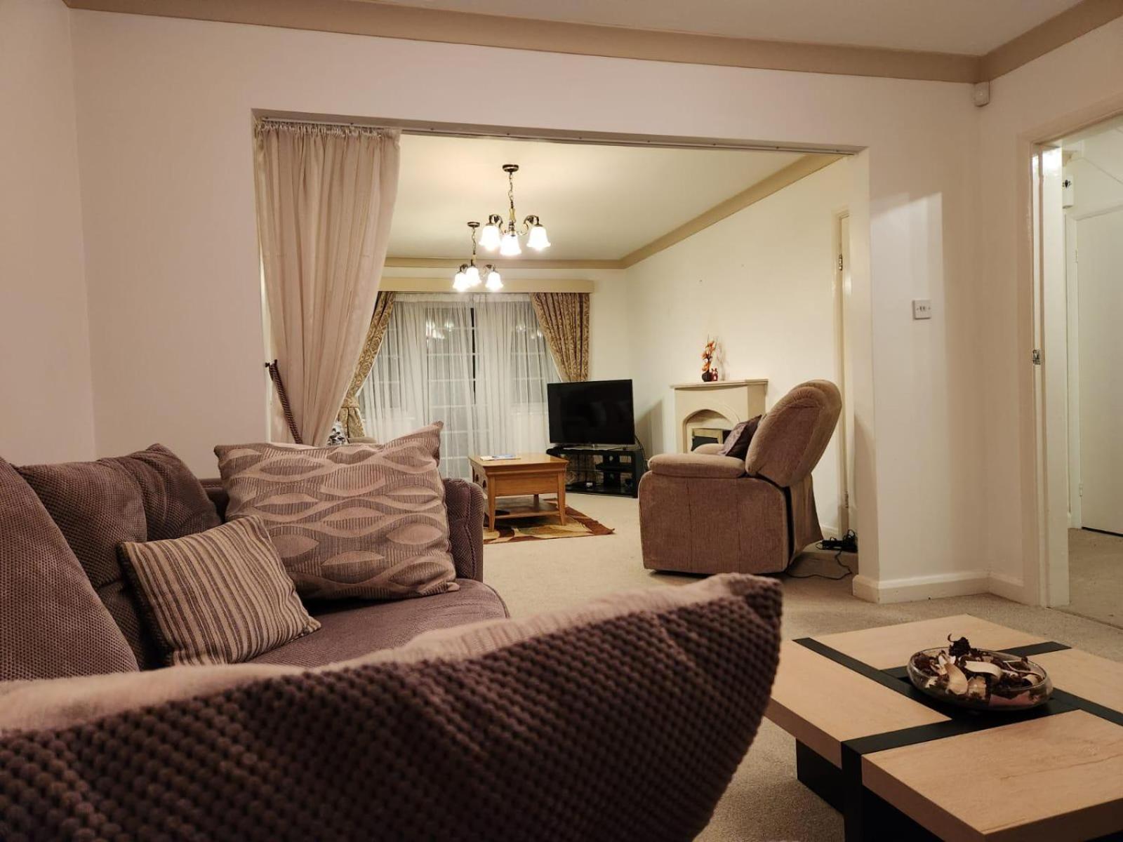 D Elmdon Homestay Shared 4 Bedrooms バーミンガム エクステリア 写真