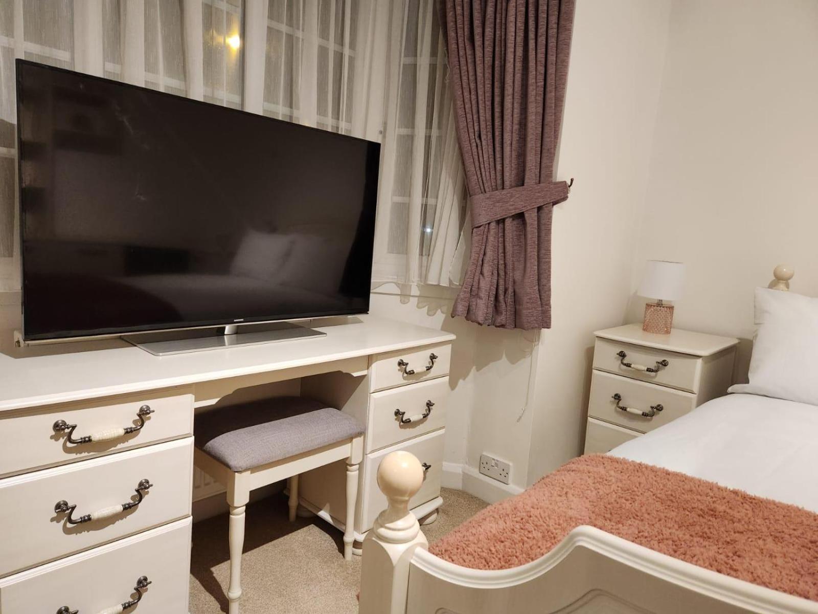 D Elmdon Homestay Shared 4 Bedrooms バーミンガム エクステリア 写真