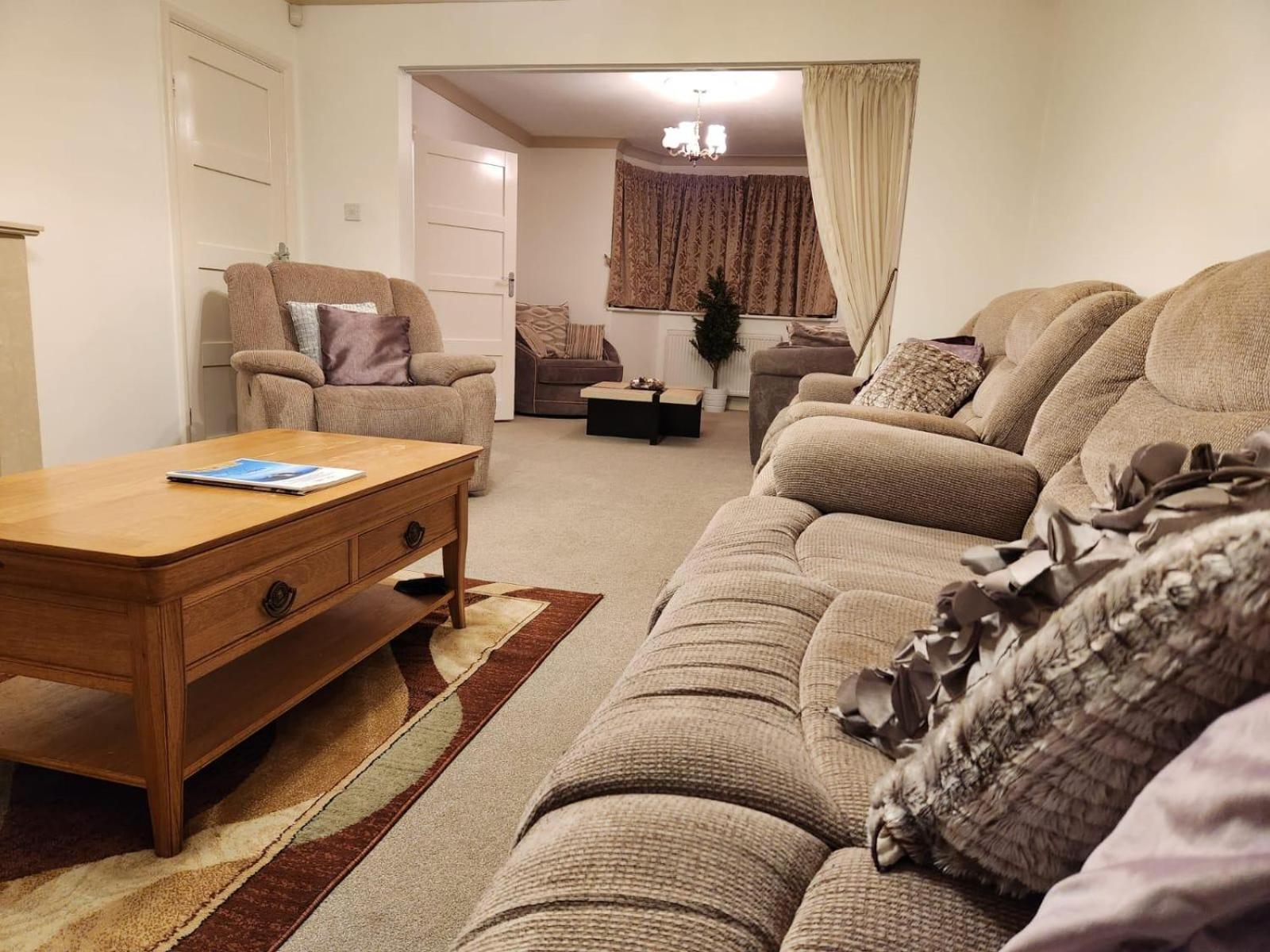 D Elmdon Homestay Shared 4 Bedrooms バーミンガム エクステリア 写真